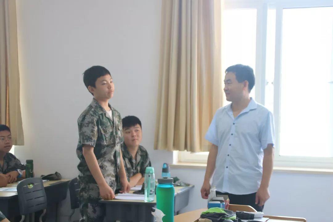 best365体育入口中文版都会森林学校盛大举行2019级新生自觉学习及军事训练闭营仪式