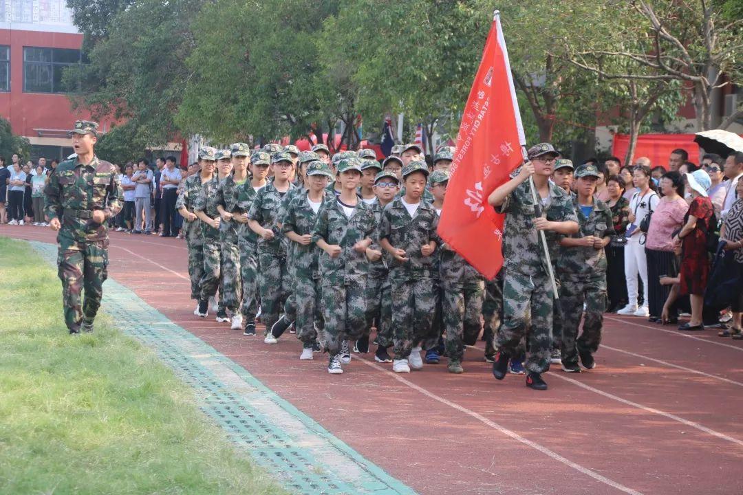 best365体育入口中文版都会森林学校盛大举行2019级新生自觉学习及军事训练闭营仪式