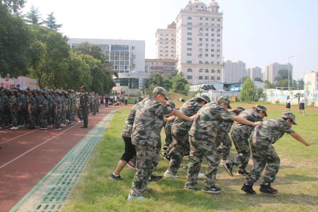 best365体育入口中文版都会森林学校盛大举行2019级新生自觉学习及军事训练闭营仪式