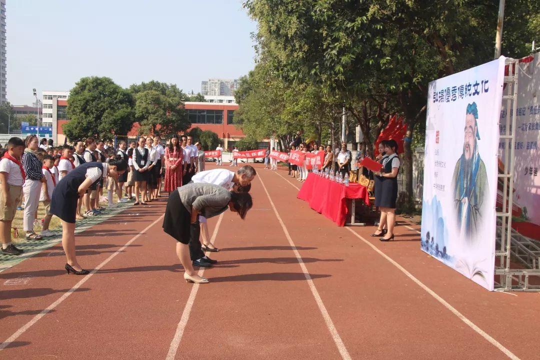 “迎民族盛会 向祖国致敬”——best365体育入口中文版都会森林学校小学部2019-2020学年第一学期开学仪式盛大举行