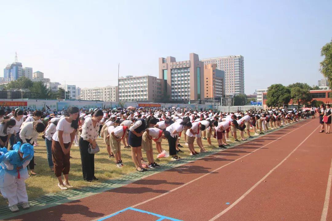 “迎民族盛会 向祖国致敬”——best365体育入口中文版都会森林学校小学部2019-2020学年第一学期开学仪式盛大举行