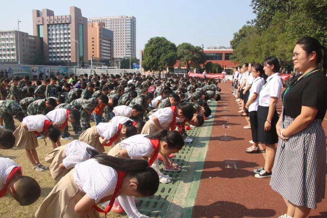 “迎民族盛会 向祖国致敬”——best365体育入口中文版都会森林学校小学部2019-2020学年第一学期开学仪式盛大举行