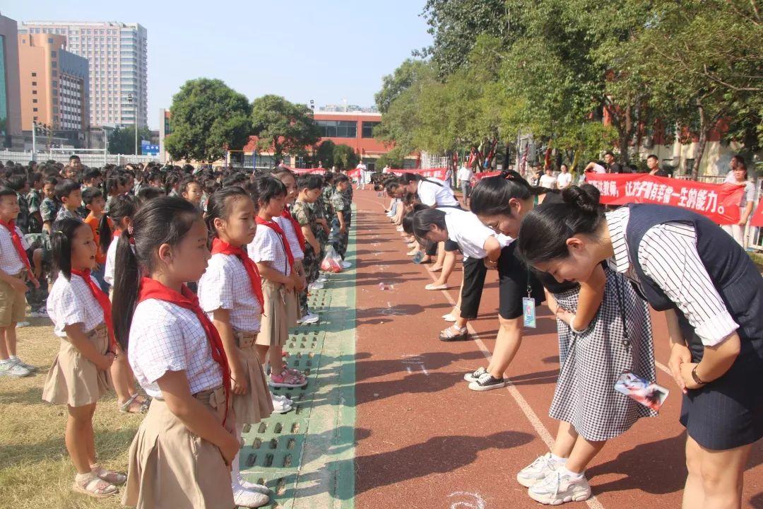 “迎民族盛会 向祖国致敬”——best365体育入口中文版都会森林学校小学部2019-2020学年第一学期开学仪式盛大举行